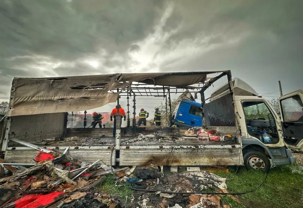 Dâmboviţa. Două tiruri încărcate cu sute de cauciucuri, mistuite de flăcări