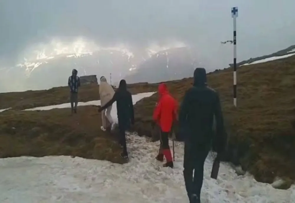 O tânără care născuse de câteva zile, găsită în Bucegi, la un pas de hipotermie