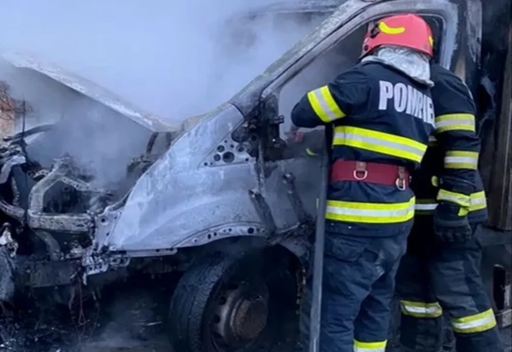 Cabina unei autoutilitare, cuprinsă de flăcări pe o șosea din Dâmbovița