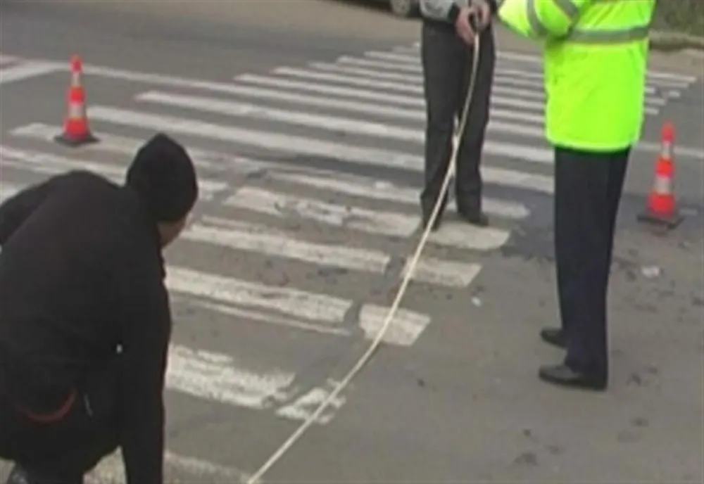 Dâmboviţa. Adolescentă de 16 ani, lovită de TIR pe trecerea de pietoni