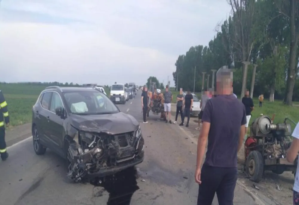 Dâmboviţa. Impact violent între un autoturism și un tractor. Două persoane au primit îngrijiri medicale