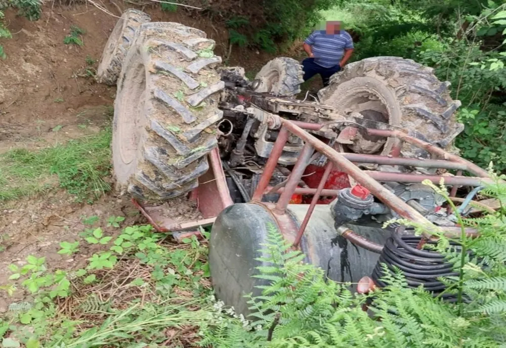 Dâmboviţa. La un pas de moarte după ce s-a răsturnat cu tractorul şi a rămas prins sub el