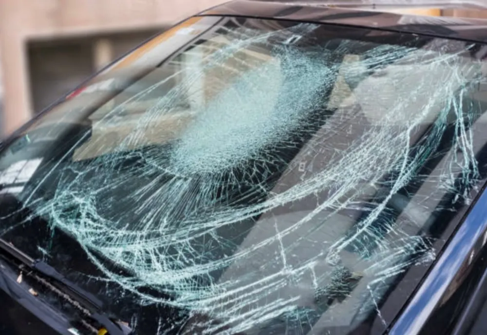 Bătaie cu bâte și pietre, într-o comună din Dâmbovița, din cauza unei mașini parcate