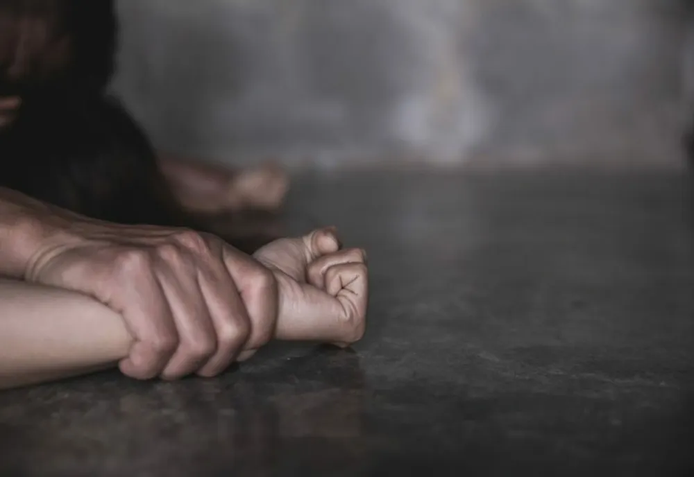 Eleve minore din Voineşti, Dâmbovița, abuzate sexual de 4 colegi în toaleta liceului și în stația de autobuz