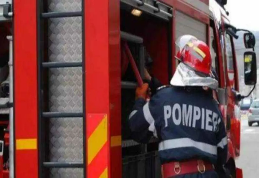 INCENDII DE VEGETAȚIE ÎN DÂMBOVIȚA. POMPIERII AU INTERVENIT ÎN MAI MULTE LOCALITĂȚI 