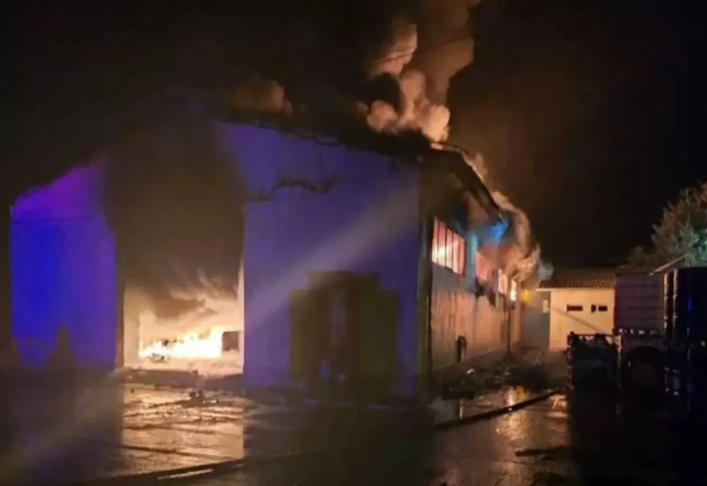  UN INCENDIU PUTERNIC A CUPRINS O HALĂ DIN LOCALITATEA BUTIMANU 