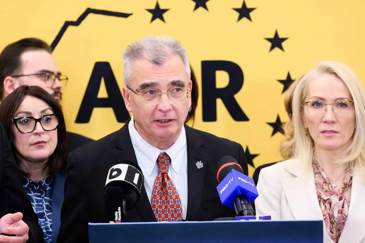PETRIȘOR PEIU (AUR): „10 ANI, 4 PARTIDE ȘI O ȚEAPĂ DE MILIOANE – AȘA ARATĂ ‘PERFORMANȚA’ SISTEMULUI”