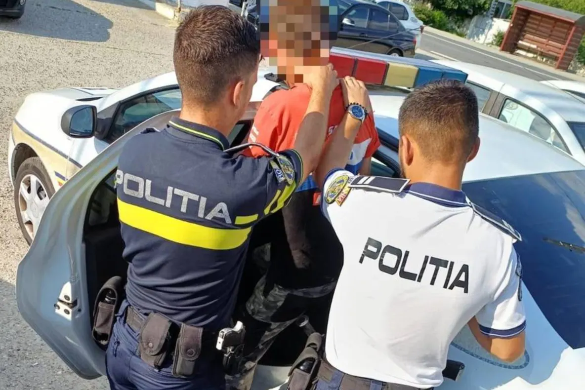 Doi părinți, arestați după ce au agresat o profesoară