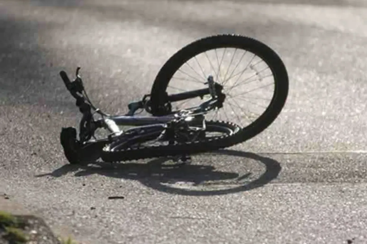Biciclist de 59 de ani, lovit de o mașină pe DN 71, la Pucioasa