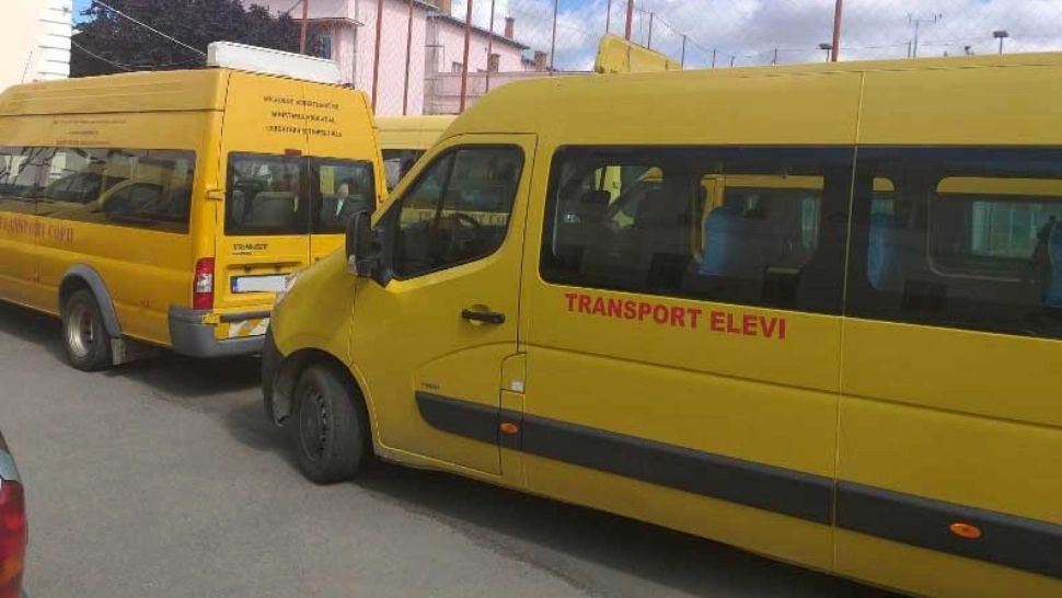 Imagini revoltătoare din Dâmbovița. 31 de copii, înghesuiți într-un microbuz școlar cu 16 locuri