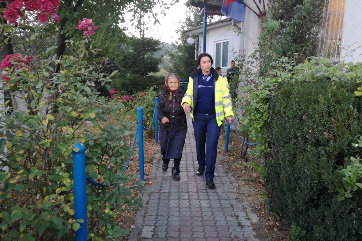 Bătrână de 80 de ani, suspectată de omorul concubinului: „Hai, vino că ți l-am omorât!”