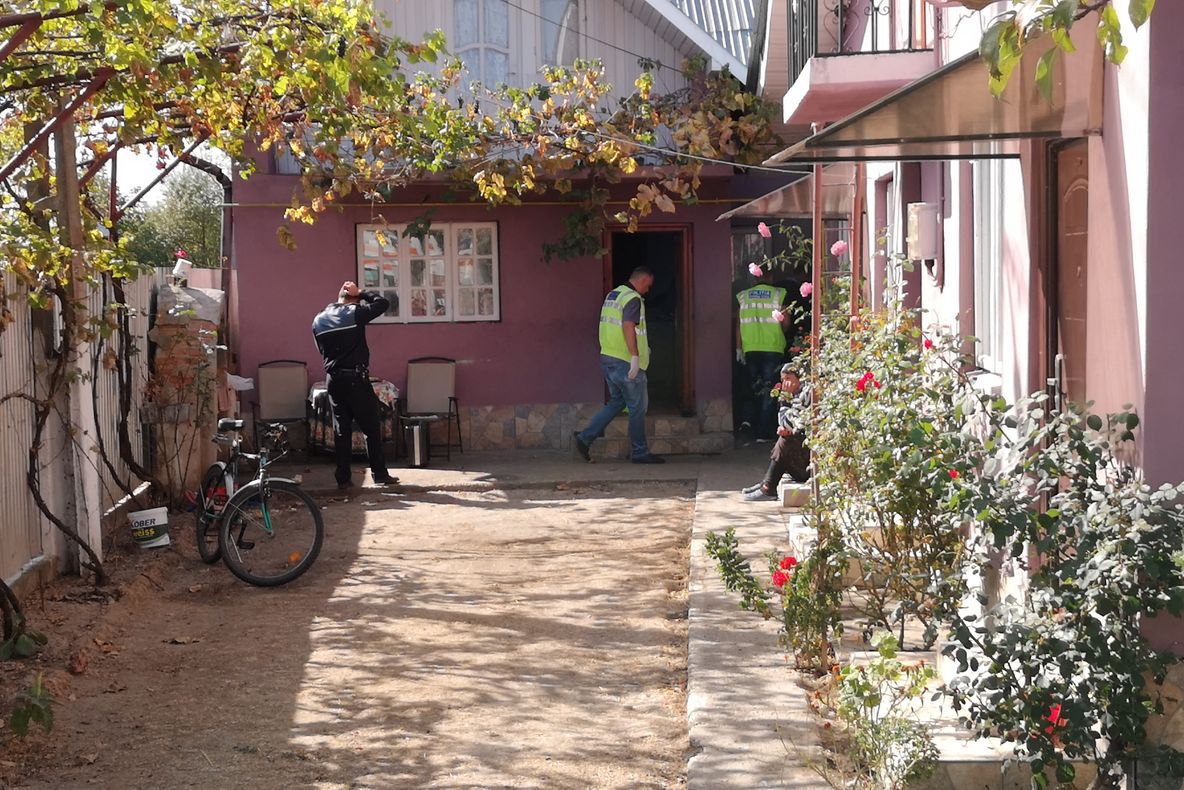 Femeie anchetată de Poliție după ce și-a nenorocit concubinul cu un topor: „I-am dat de două ori cu toporul în cap”