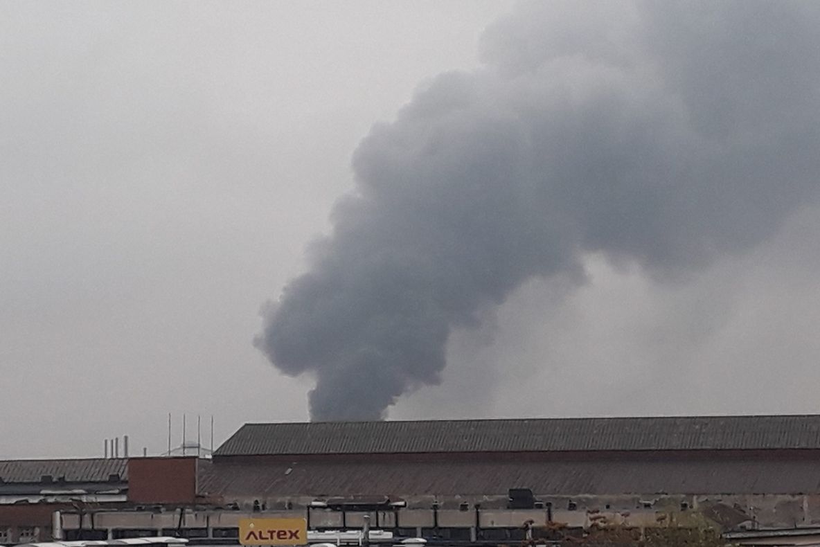 Incendiu puternic la o societate de valorificare a deșeurilor. Fumul a acoperit cerul Târgoviștei