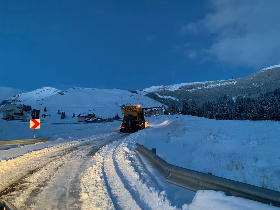 Deszăpezire ca la noi. Zeci de șoferi, blocați la baza Bucegilor
