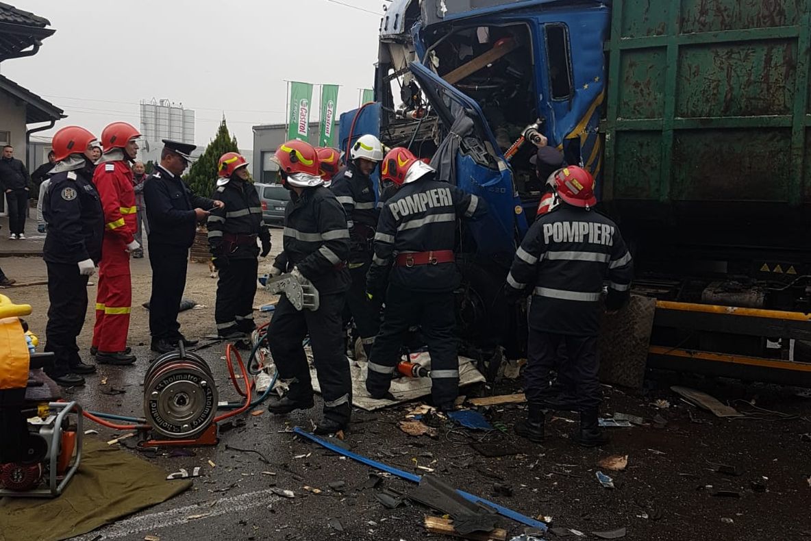 Coliziune violentă între două TIR-uri, pe DN 72. O persoană a rămas încarcerată, în cabina uneia dintre mașini