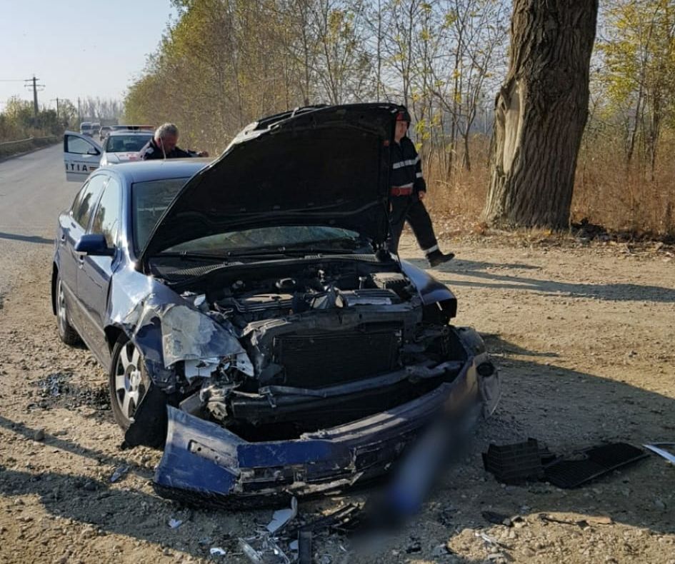 Pe drumul județean ca pe câmp. Accident spectaculos cu un tractor și un autoturism