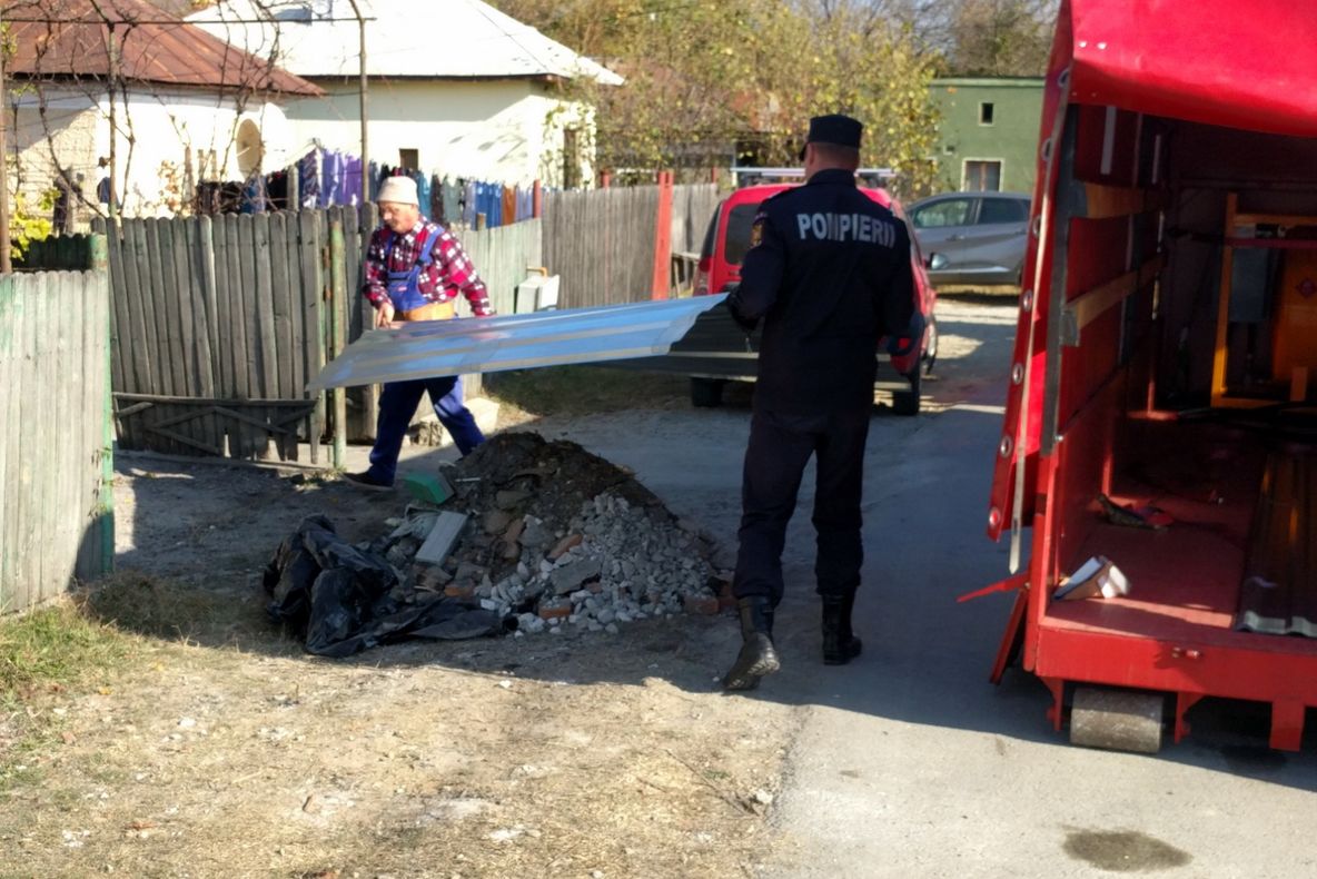 Gest umanitar al pompierilor dâmbovițeni. Au ajutat la refacerea unei case mistuită de flăcări.