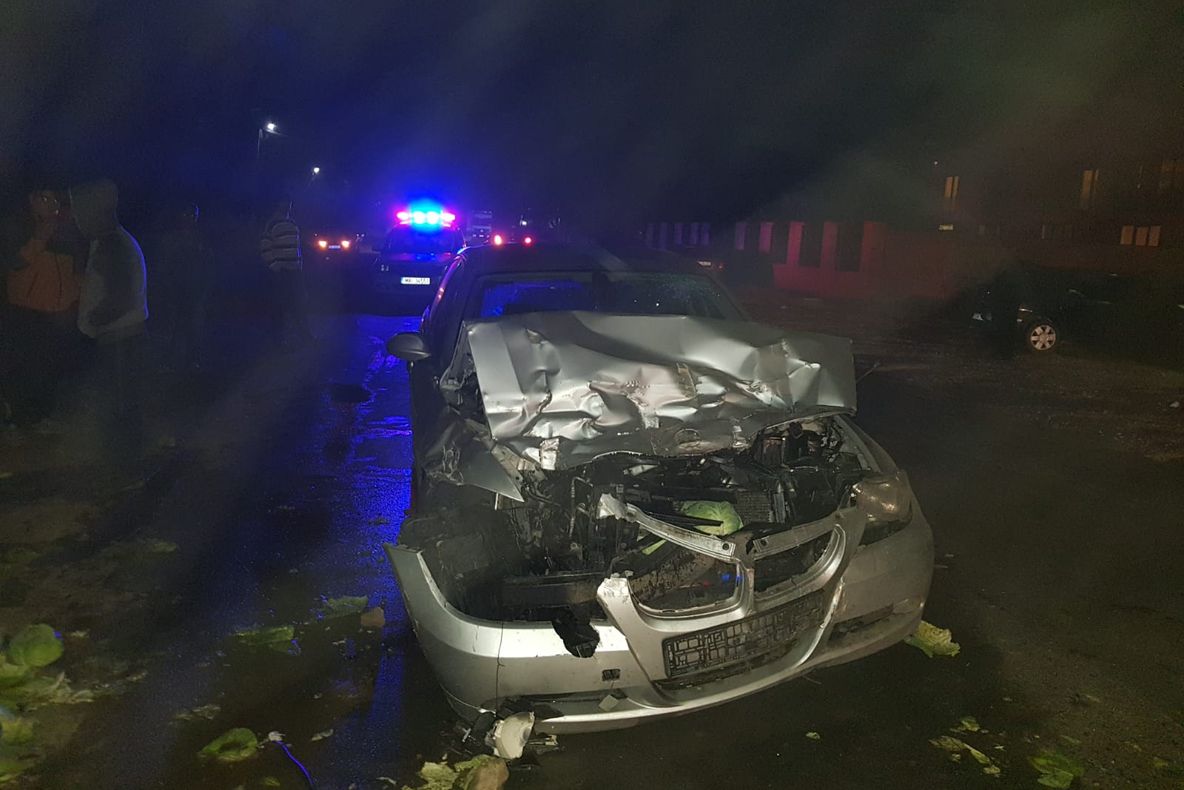 Cea mai "scumpă" varză.  Coliziune violentă între un autoturism și o remorcă încărcată cu varză