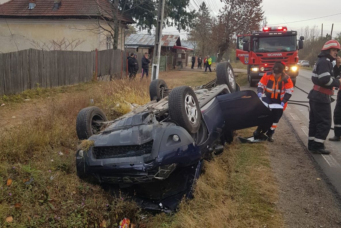 Accident spectaculos la Răcari. S-au răsturnat cu mașina direct în șanț