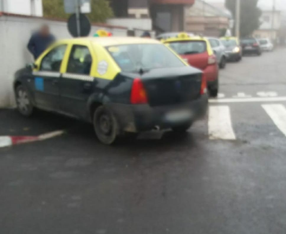 Coliziune între două taxiuri la Târgoviște. Un pasager a fost accidentat