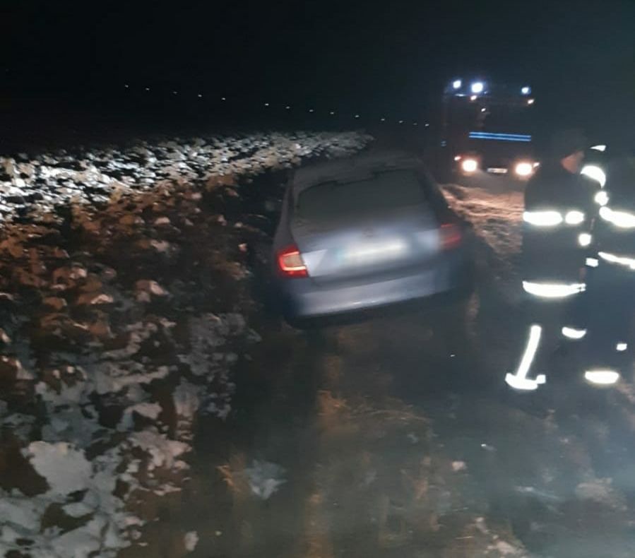 Ghinion total. S-a rătăcit,a rămas fără carburant la mașină și fără baterie la telefon.Noroc cu polițiștii