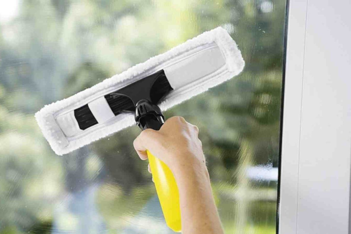 Persoane umilite și obligate să spele geamurile unui local