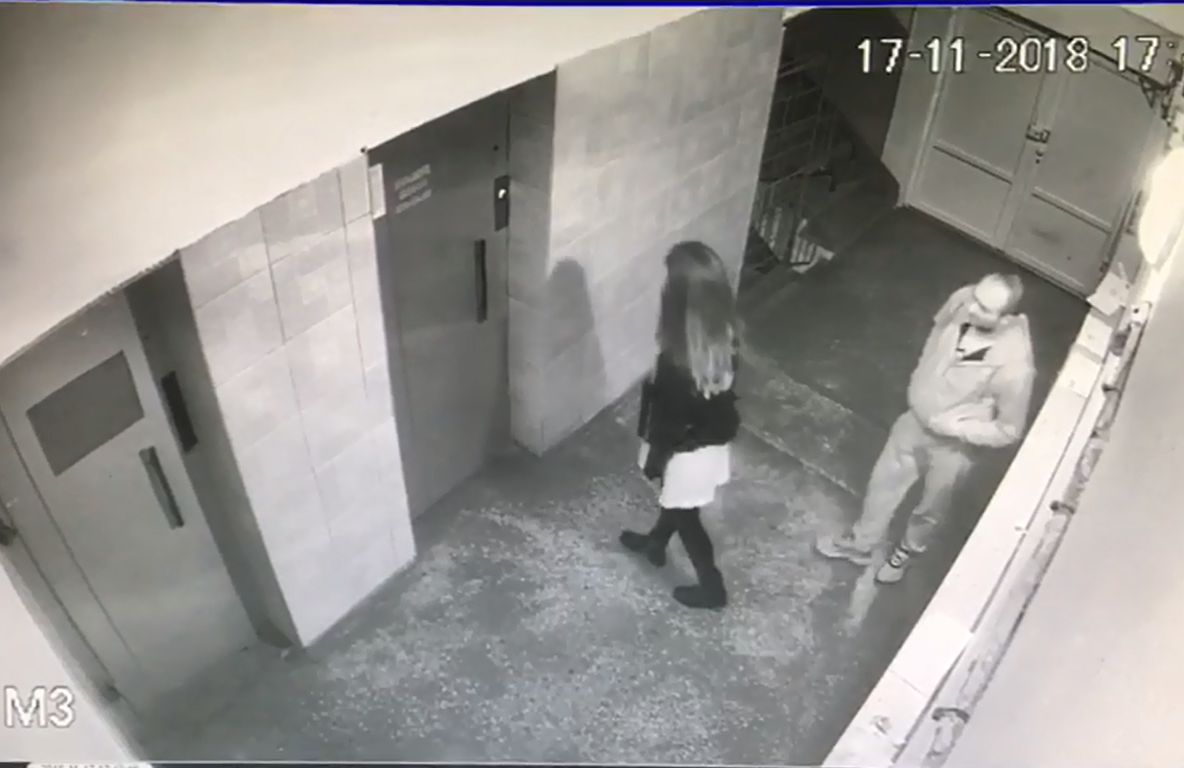 VIDEO Femeie căutată de Poliție după ce a fost filmată găsind un telefon. Nu s-a dus să îl predea