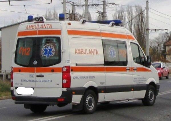 Loviți de mașini, după ce au traversat necorespunzător. Doi minori au ajuns la spital