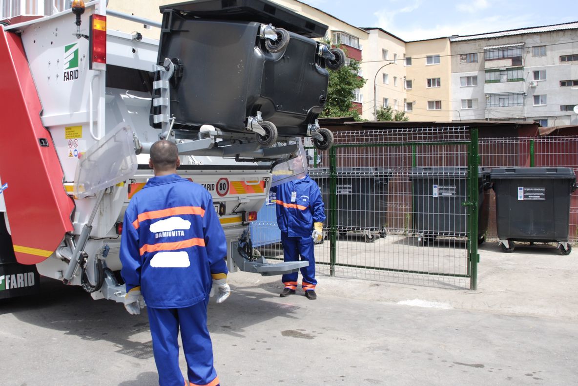 Angajat de la o societate de colectare a gunoiului, atacat cu furca. Agresorul s-a ales cu dosar penal