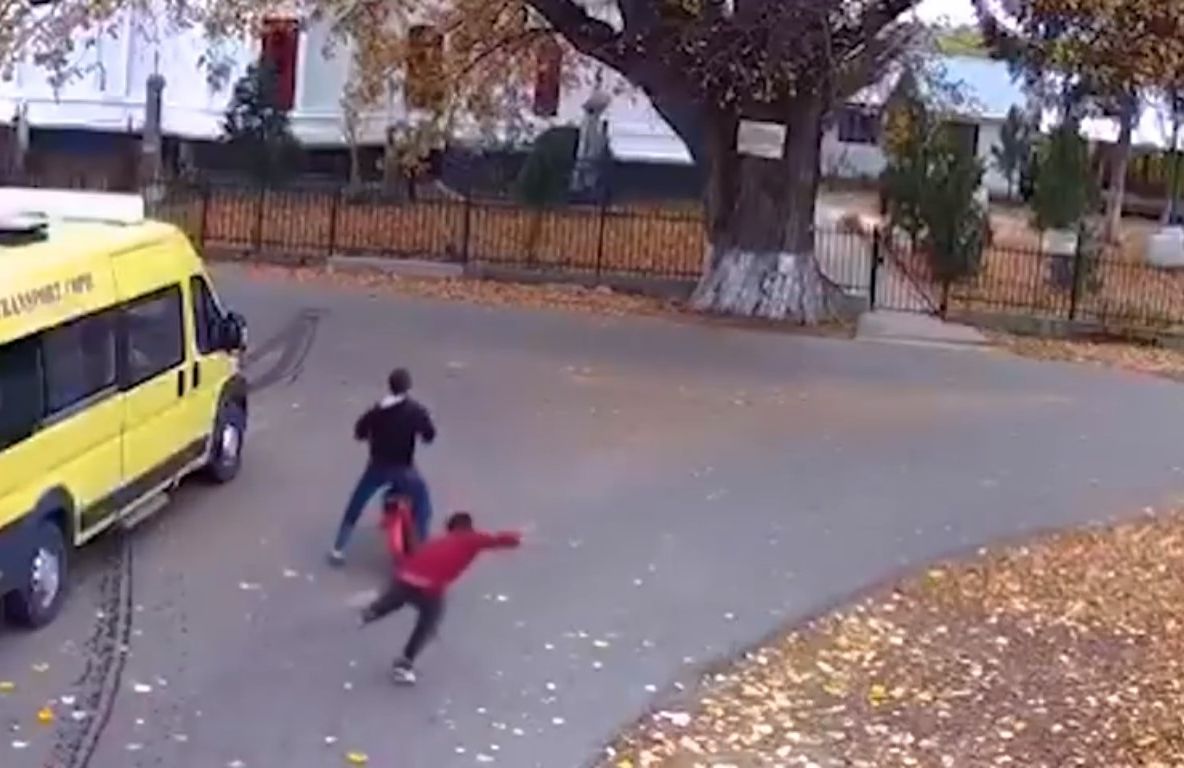 Joc transformat într-un dezastru. Un tânăr de 14 ani rănit grav, după un accident de moped