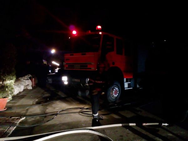 Alertă la Hanul Dragodana, după ce un aparat de aer condiţionat a luat foc