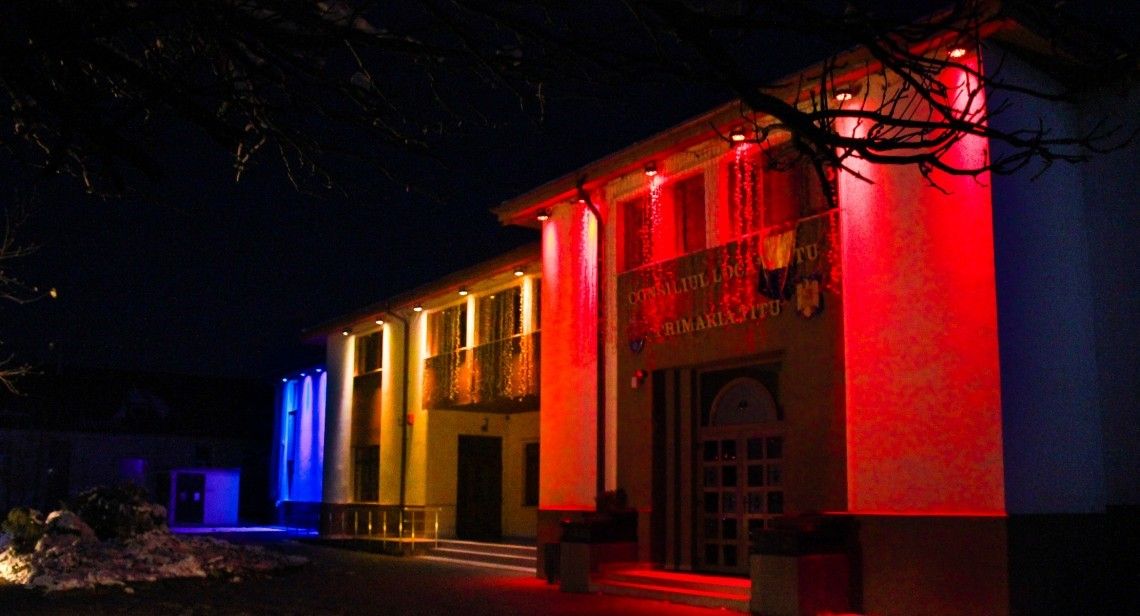 Primăria  din Titu, iluminată în culorile tricolorului, timp de o lună de zile