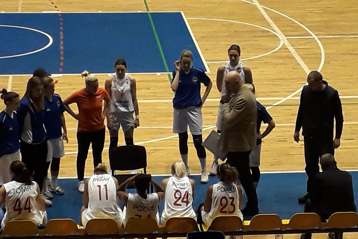 Duel de tradiție, din baschetul feminin, câștigat de Târgoviște. CSM Tgv.- ICIM Arad 71-63