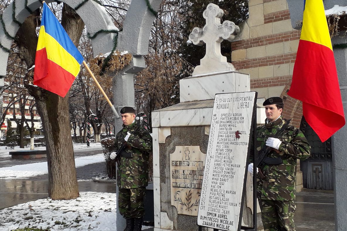 Foto| Comemorare (aproape) în anonimat, la Târgoviște, pentru eroii din decembrie '89