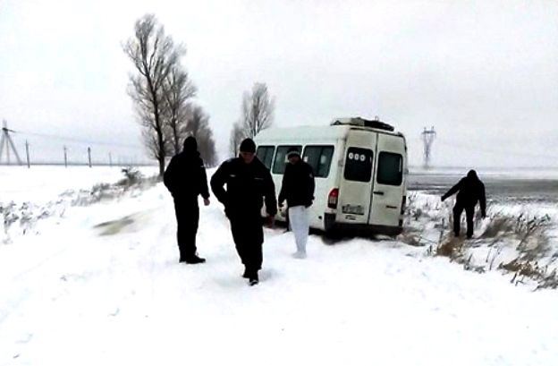 VIDEO Utilajele nu fac față viscolululi în Dâmbovița. Mai multe mașini au rămas înzăpezite