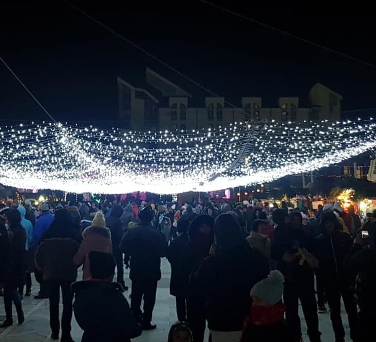FOTO Primăria Târgoviște a aprins bradul de Crăciun