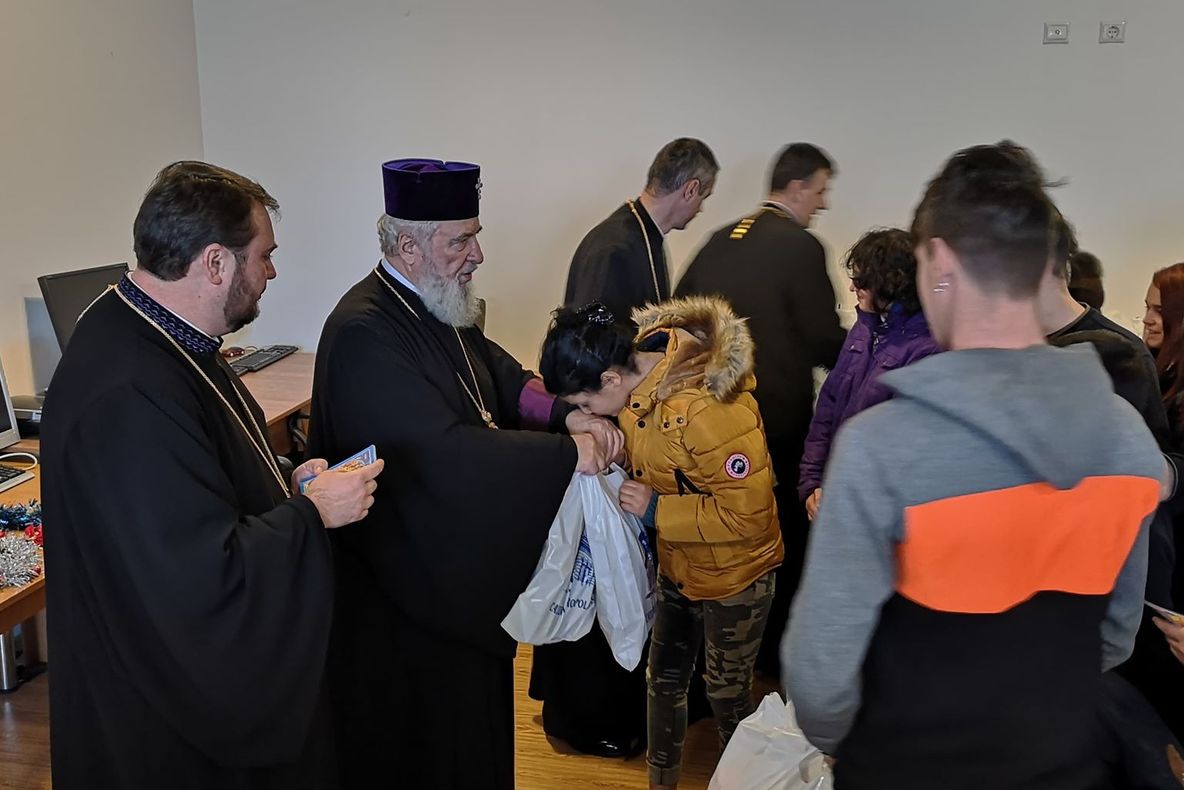 Dulciuri, îmbrăcăminte și încălțăminte, pentru zeci de copii, din partea ÎPS Nifon