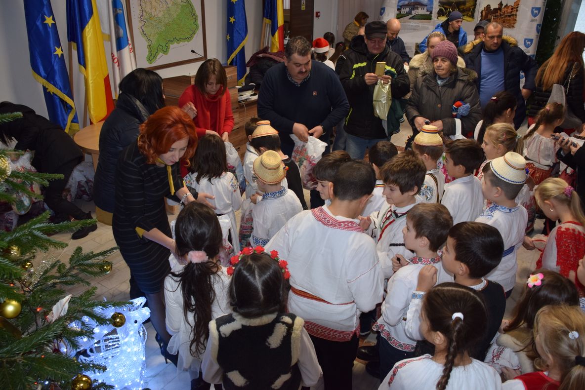 E coadă la Consiliul Județean Dâmbovița. Cinci zile de "foc", cu mii de colindători