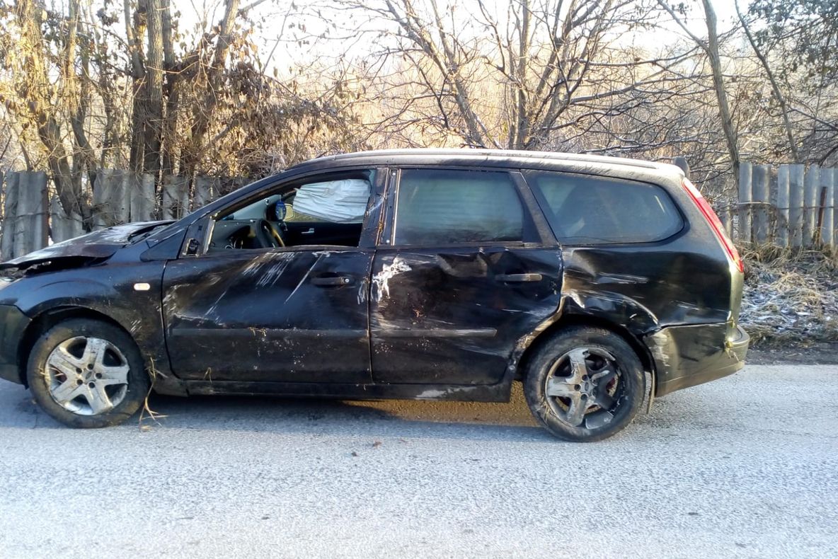 A făcut mașina praf. Autoturism s-a răsturnat în șanțul de la marginea drumului