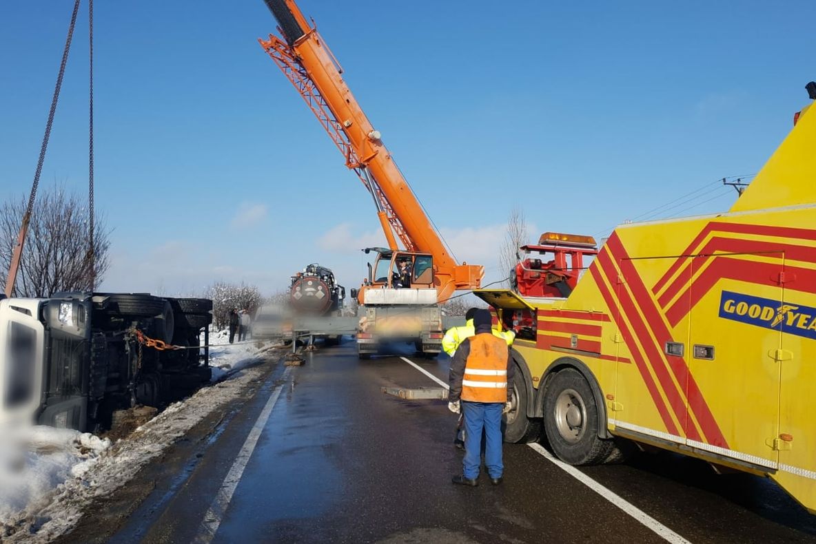 Două din cele trei drumuri naționale, din Dâmbovița, au fost blocate pentru scurt timp
