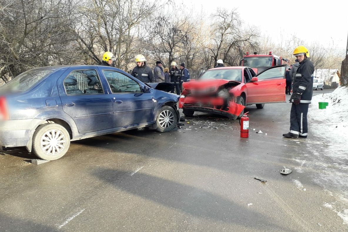 Foto| Trei răniți în urma unei coliziuni între două autoturisme
