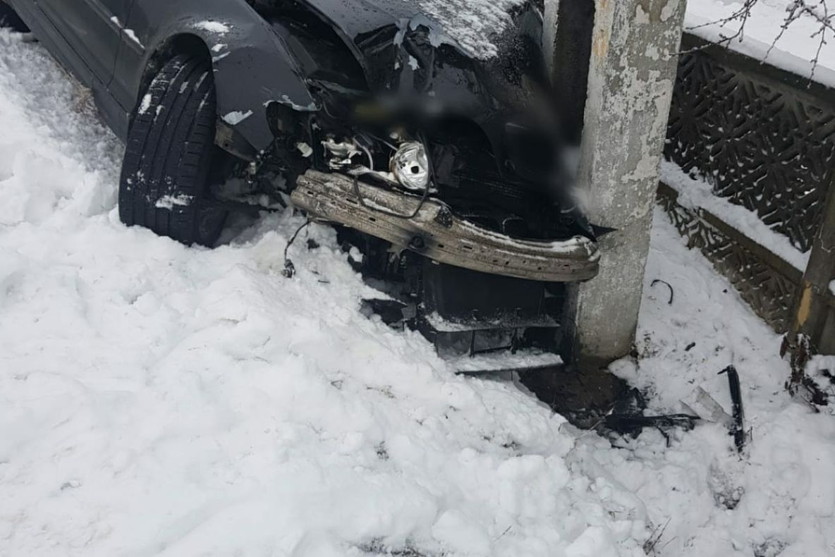 A derapat cu mașina și a făcut ravagii. Două mașini și un pieton au avut de suferit