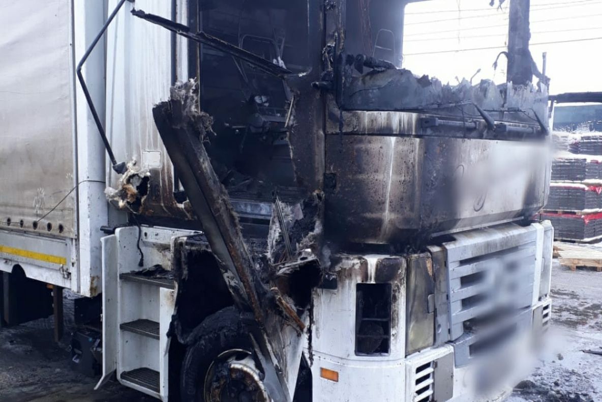 Un TIR staționat a luat foc, în incinta unei societăți din Găești