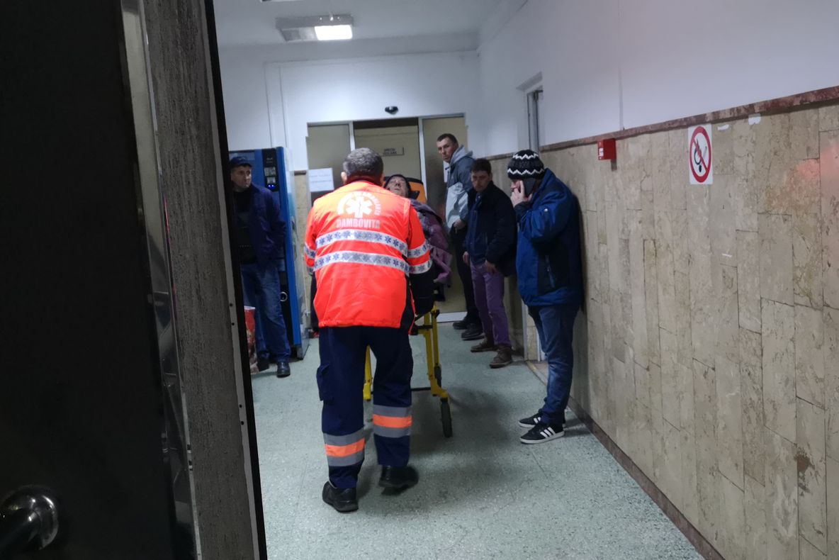 Incredibil! Elev căzut în interiorul unui liceu din Târgoviște, in timpul unui concert de colinde