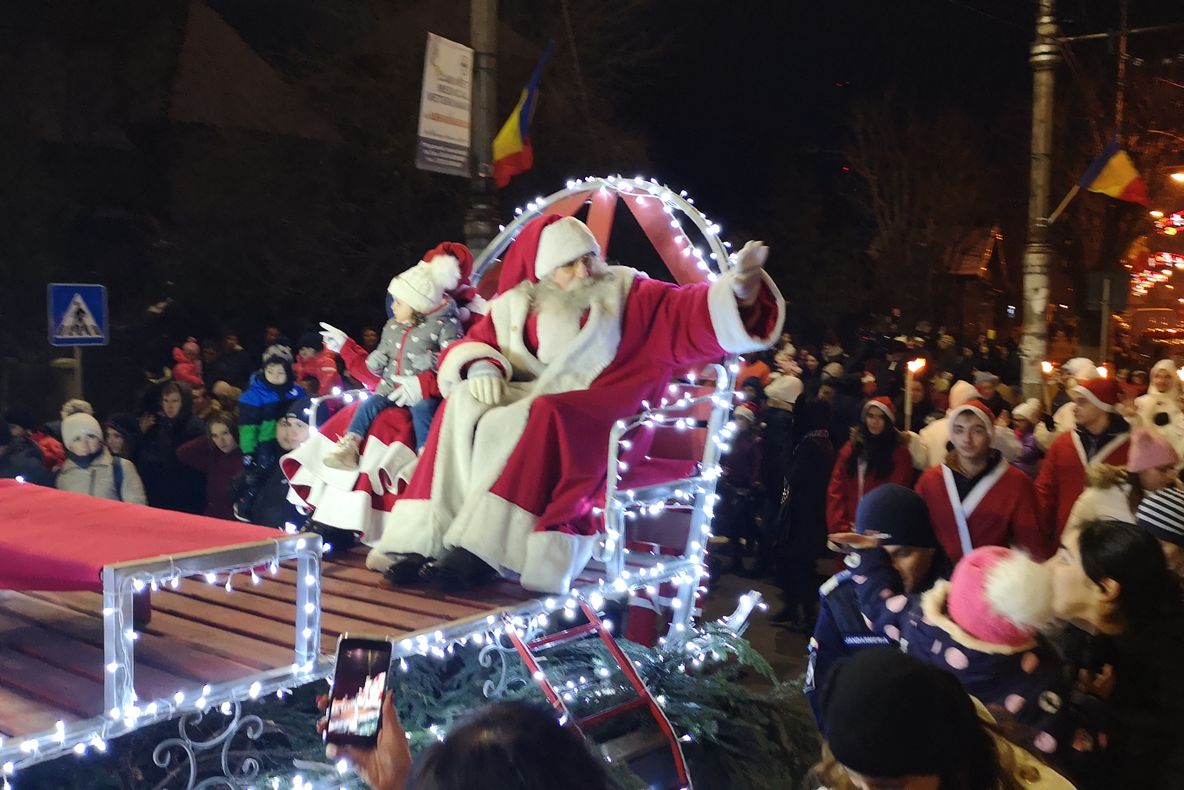 FOTO Moș Crăciun le-a adus daruri copiilor din Târgoviște, însoțit de un alai numeros