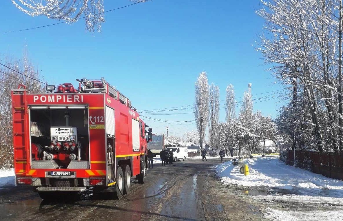 UPDATE VIDEO Alertă la Titu, după ce un șofer de TIR a lovit o conductă de gaze