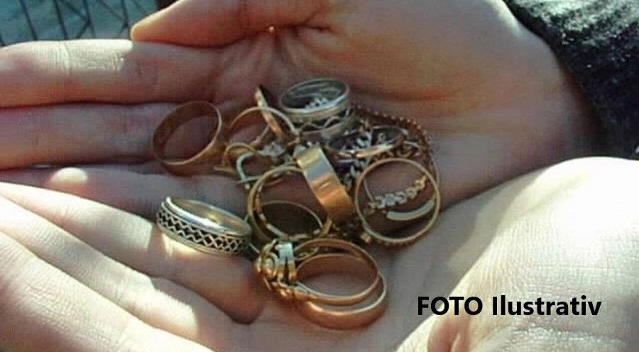 I-a furat bijuteriile chiar pe stradă. A avut noroc cu polițiștii