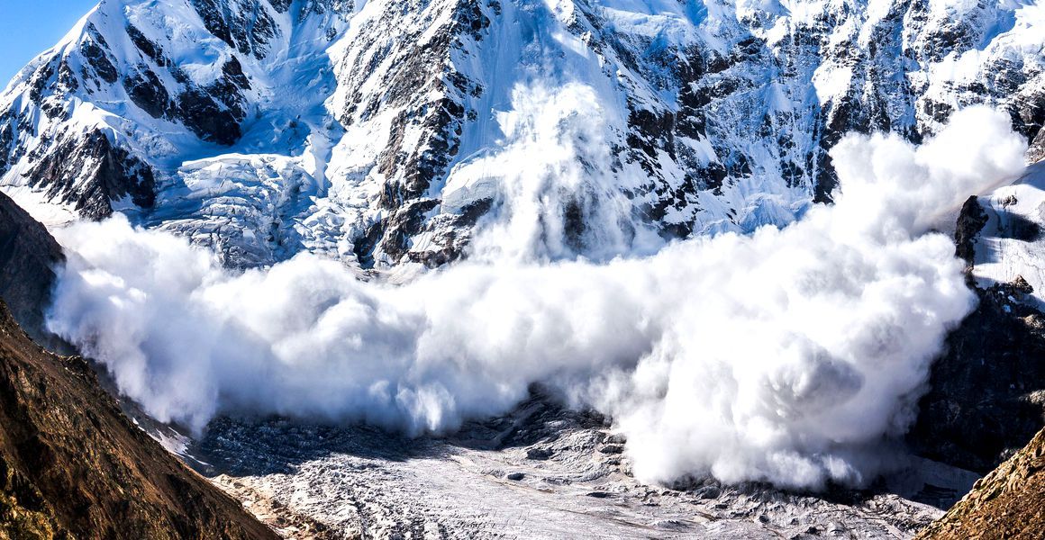 Joaca de-a circulația continuă. CJ Dâmbovița închide, din nou, Transbucegi - pericol de avalanșe