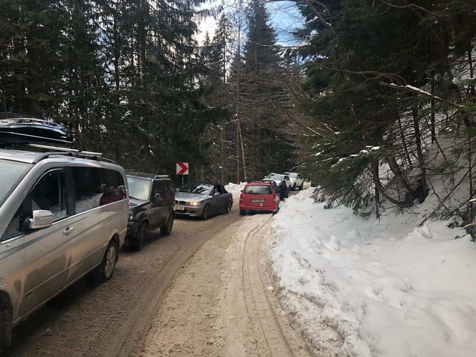 Se mențin atenționările, pentru traficul auto, către zona Padina-Peștera, din Bucegi