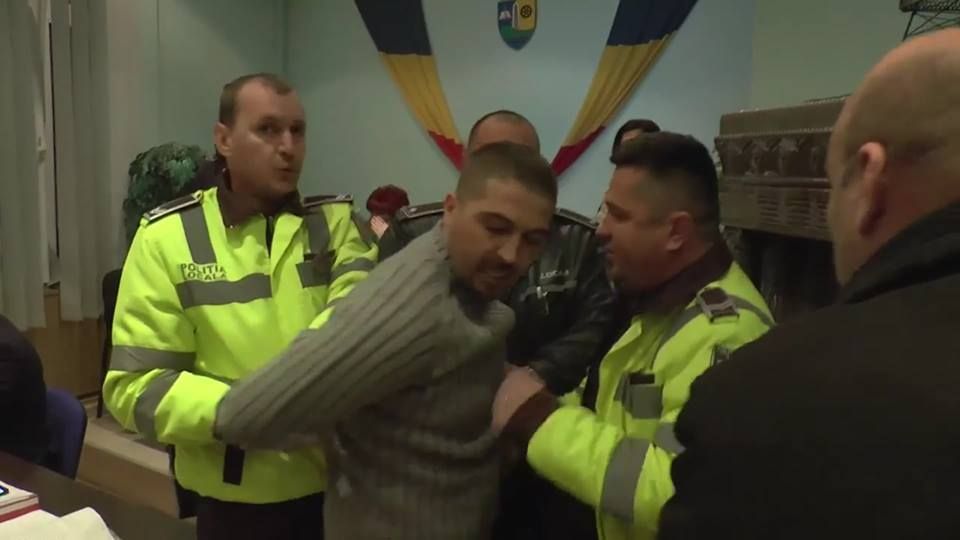 Foto| Scandal incredibil la Consiliul Local Moreni. Poliția chemată să evacueze "turbulenții"